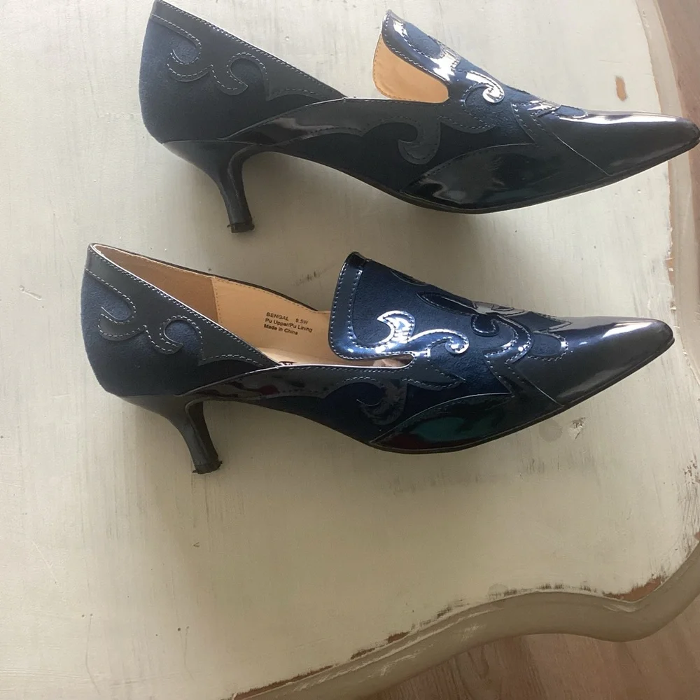 EUC Bellini Bengal Pump, Navy, pointed toe, kitten heel. “Suede” & patten leathe